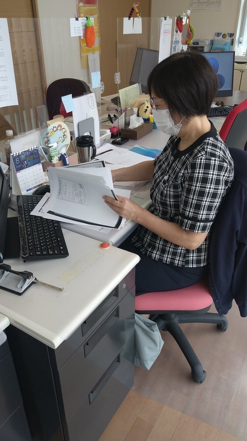書類を確認する様子
