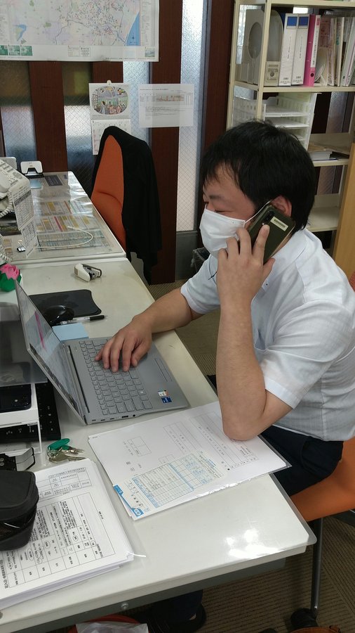 電話で対応する様子