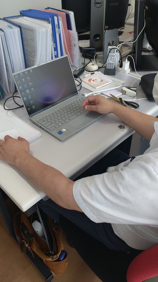 パソコンで入力作業を行う様子